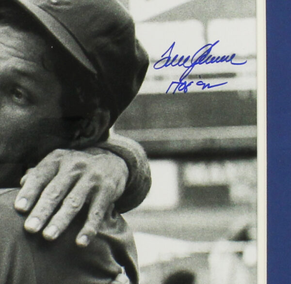 Tom Seaver Signed New York Mets Framed 16x20 Black & White Kiss on the Cheek MLB Photo with "HOF 92 " Inscription - Image 2