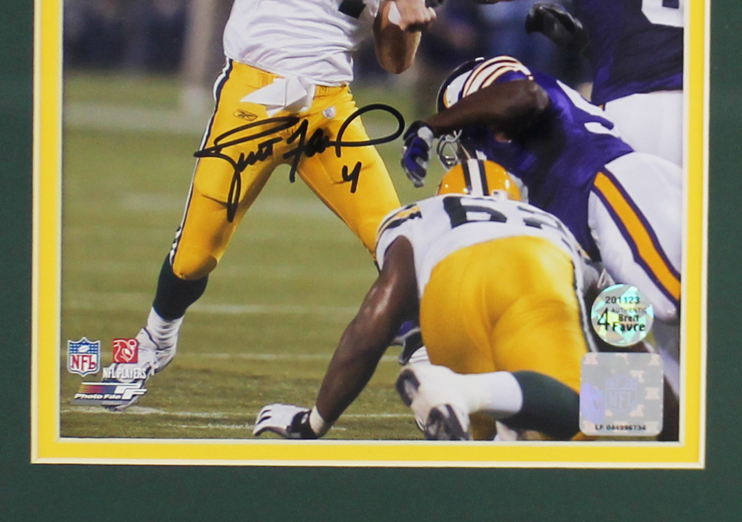 Brett Favre Signed Green Bay Packers Framed 8x10 NFL 421st Touchdown Photo - Image 2