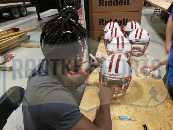 Melvin Gordon Signed Wisconsin Badgers White NCAA Mini Helmet - Image 2