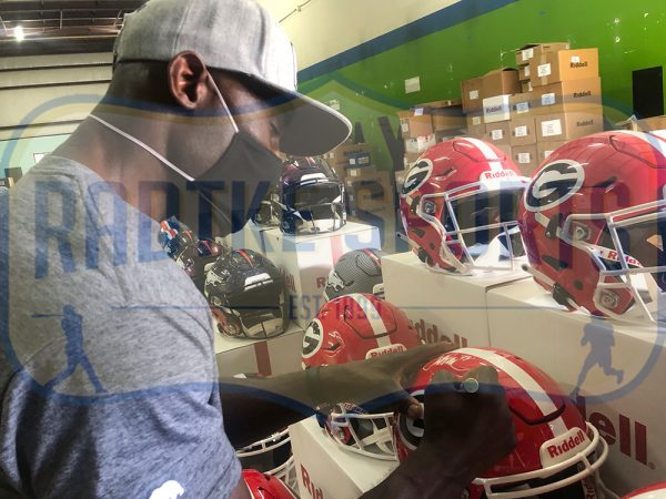 Terrell Davis Signed Georgia Bulldogs Speed Flex Authentic NCAA Helmet with "Go Dawgs" Inscription - Image 5