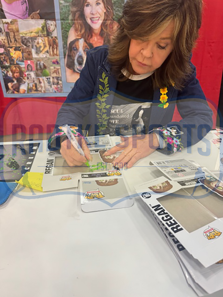Linda Blair Signed The Exorcist Regan #1967 Funko Pop! with "Sweet Dreams" Inscription - Green Ink - Image 5