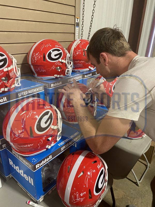 Georgia Bulldogs Team Signed Speed Authentic NCAA Helmet With 7 Signed "Nakobe Dean, James Cook, Jalen Carter, Jordan Davis, Brock Bowers, Devonte Wyatt, Stetson Bennett" - Image 10