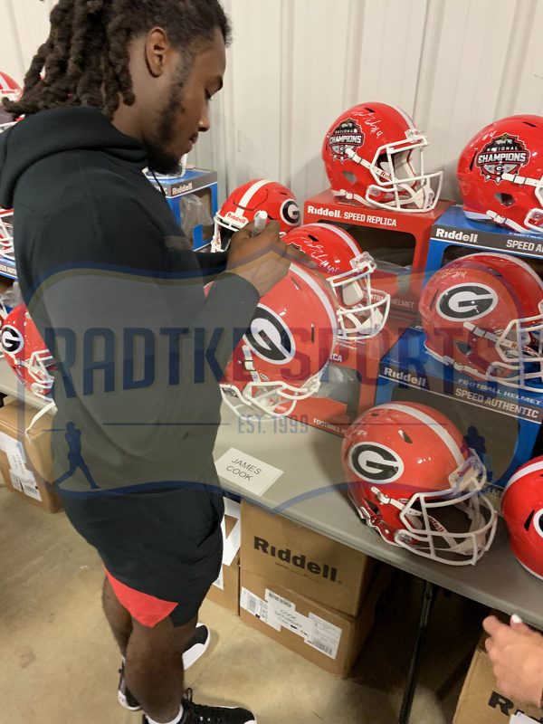 Georgia Bulldogs Team Signed Speed Authentic NCAA Helmet With 7 Signed "Nakobe Dean, James Cook, Jalen Carter, Jordan Davis, Brock Bowers, Devonte Wyatt, Stetson Bennett" - Image 9