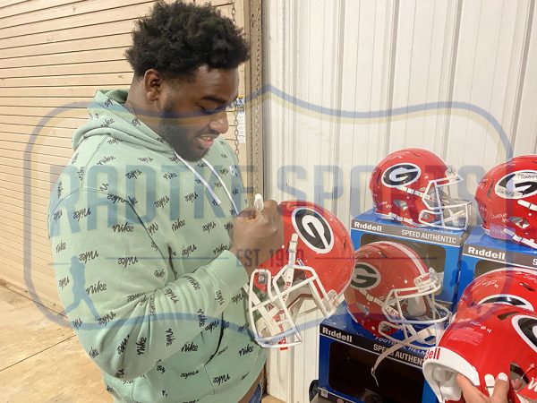 Georgia Bulldogs Team Signed Speed Authentic NCAA Helmet With 7 Signed "Nakobe Dean, James Cook, Jalen Carter, Jordan Davis, Brock Bowers, Devonte Wyatt, Stetson Bennett" - Image 4