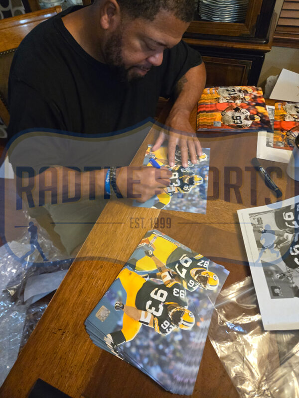 Gilbert Brown Signed Green Bay Packers Unframed 8x10 Leg Up Photo with "The Gravedigger" Inscription - Image 3
