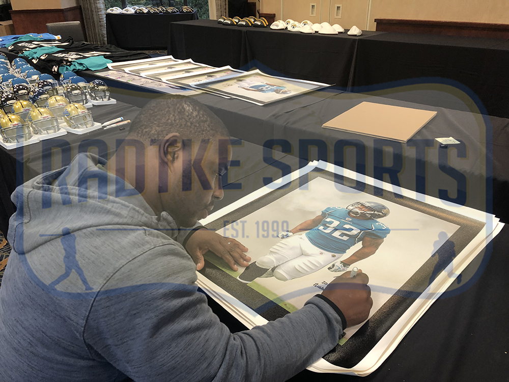 Maurice Jones-Drew Signed Jacksonville Jaguars 16x20 Stretched Canvas With "2011 NFL Rushing Leader" Inscription - Image 3