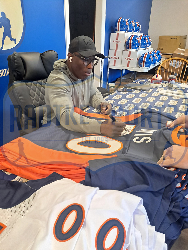 Terrell Davis Signed Denver Broncos Framed Blue NFL Jersey with "HOF 17" Inscription - Image 3