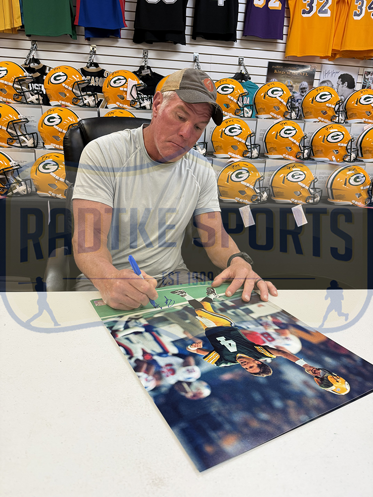 Brett Favre Signed Green Bay Packers Unframed 16x20 "The Kid" Photo - Image 3