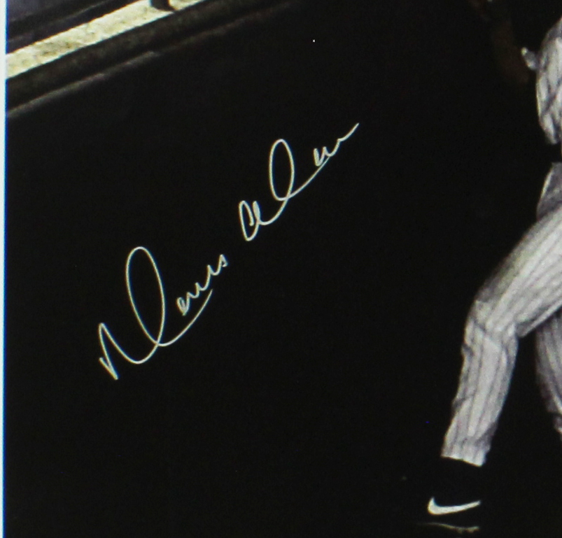Moises Alou Signed Chicago Cubs Unframed 16x20 Catching Home Run Ball MLB Photo - Image 2